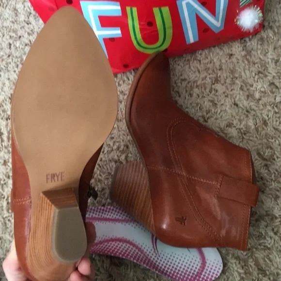 Frye Reina Bootie in Cognac Size 5.5 NEW - Picture 4 of 14